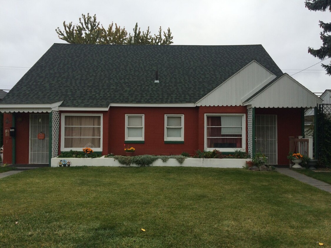 Primary Photo - 2bed 1bath Duplex in The Heart of Town!!