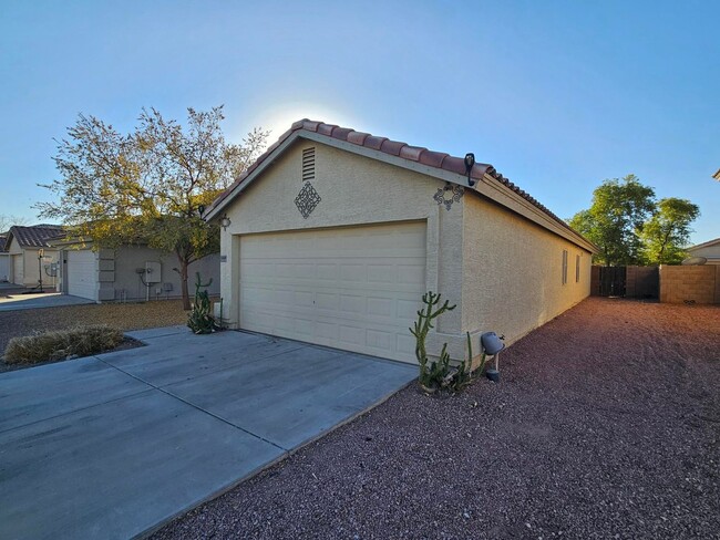 Building Photo - House For Rent In El Mirage