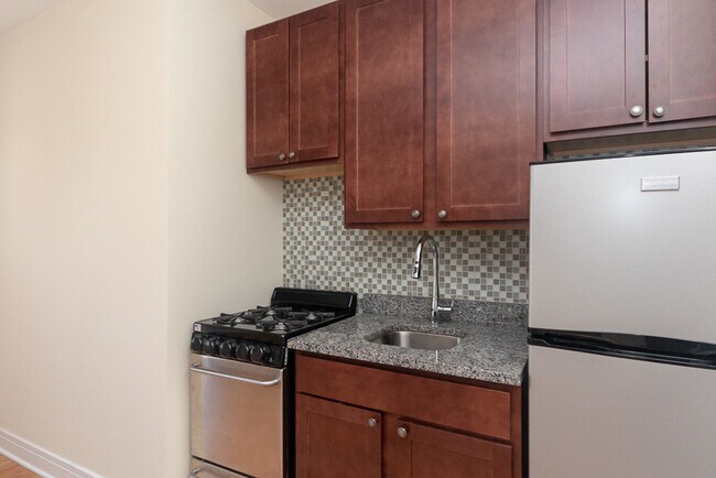 Building Photo - 4546 N Damen Ave