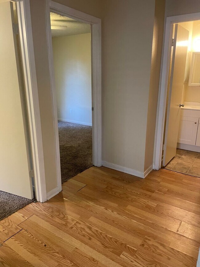 Foto del edificio - AUGUST PRE-LEASE!  Great 3 bedroom 2 Bathroom Duplex with Small Yard