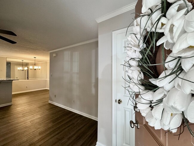 Foto del edificio - Updated 1st Floor/1-Level Condo Available ...
