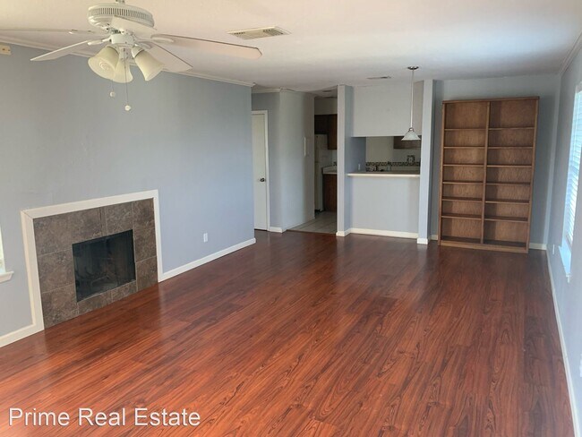 Building Photo - 2 br, 1 bath House - 4250 Calallen Drive #4