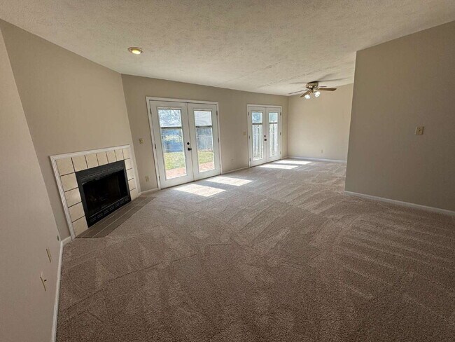 Foto del edificio - Modern Comfort: 3 Bed, 2 Bath Home with Fireplace and Fenced Backyard