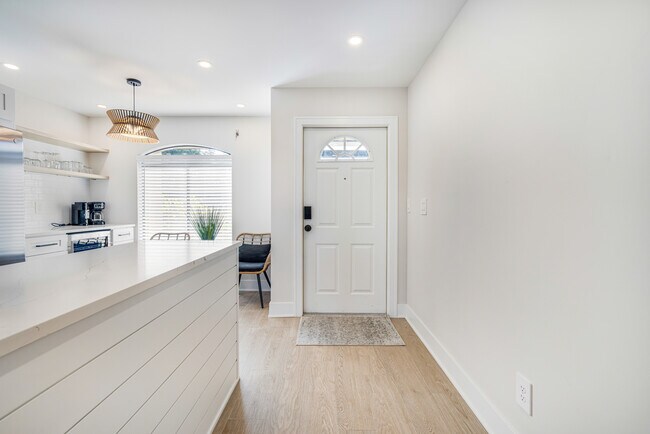 Building Photo - 16440 Kelly Cove Dr