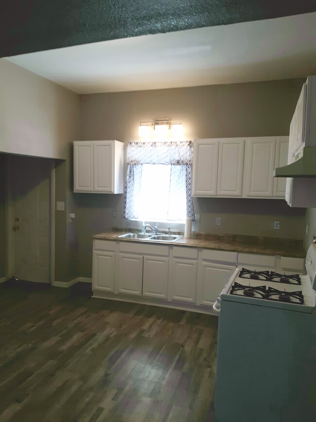 Kitchen with lovely natural light - 130 Glenwood Ct