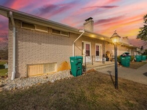 Building Photo - 168 Summit View Ct