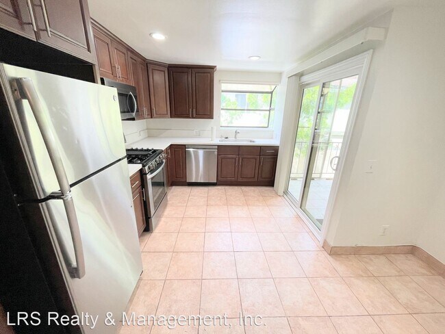 Building Photo - 2 br, 2.5 bath House - 9350 Moonbeam Ave. #8