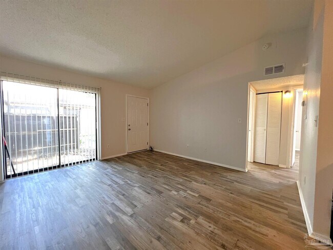 Foto del edificio - 6801 Tiki Ln