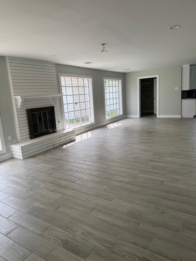 Building Photo - 2700 Country Club Dr