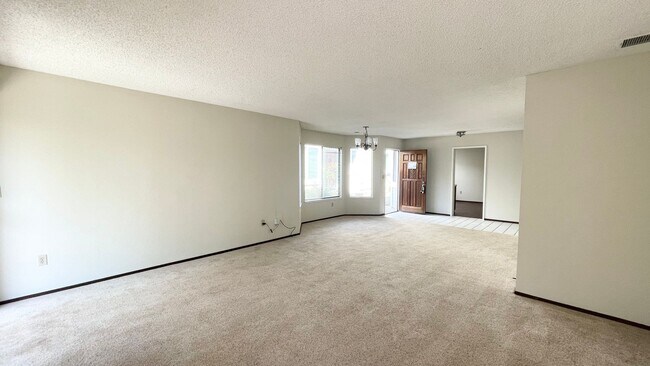 Foto del edificio - 115 Shepardson Lane - Move In Special - 30...