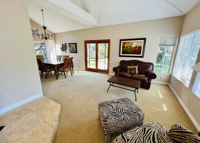 Techo abovedado - 601 Aliento Ct