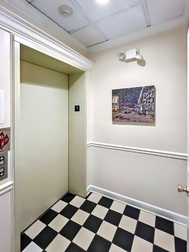 Building Photo - Lovely 1 Bed & 1.5 Bath Condo in Nashville...