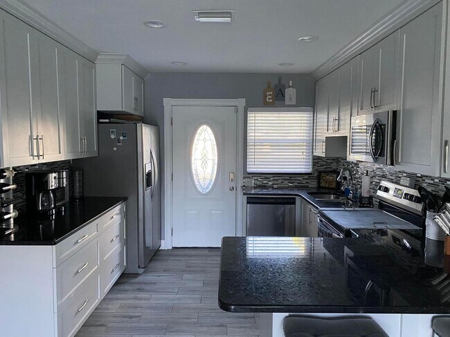 Building Photo - Beautiful 3/2 Home in North St. Pete