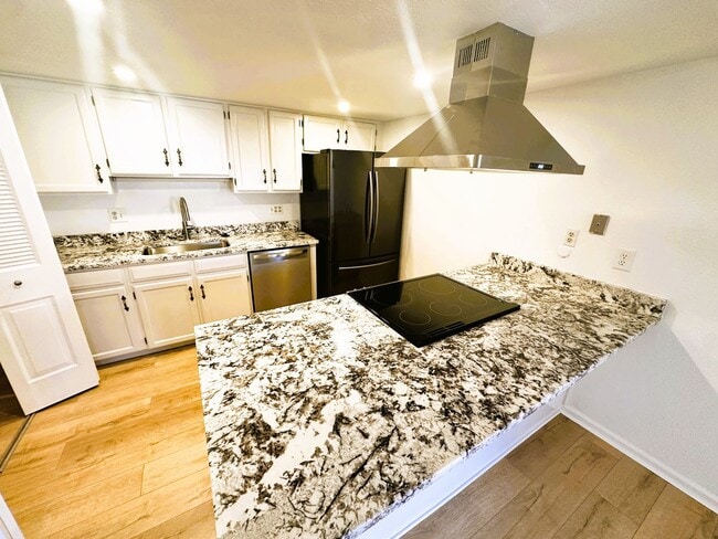 Foto del edificio - Completely Remodeled 4 Bed Home With Finis...