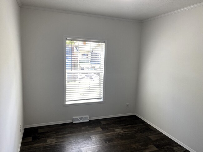 Building Photo - 308 Elm Ave