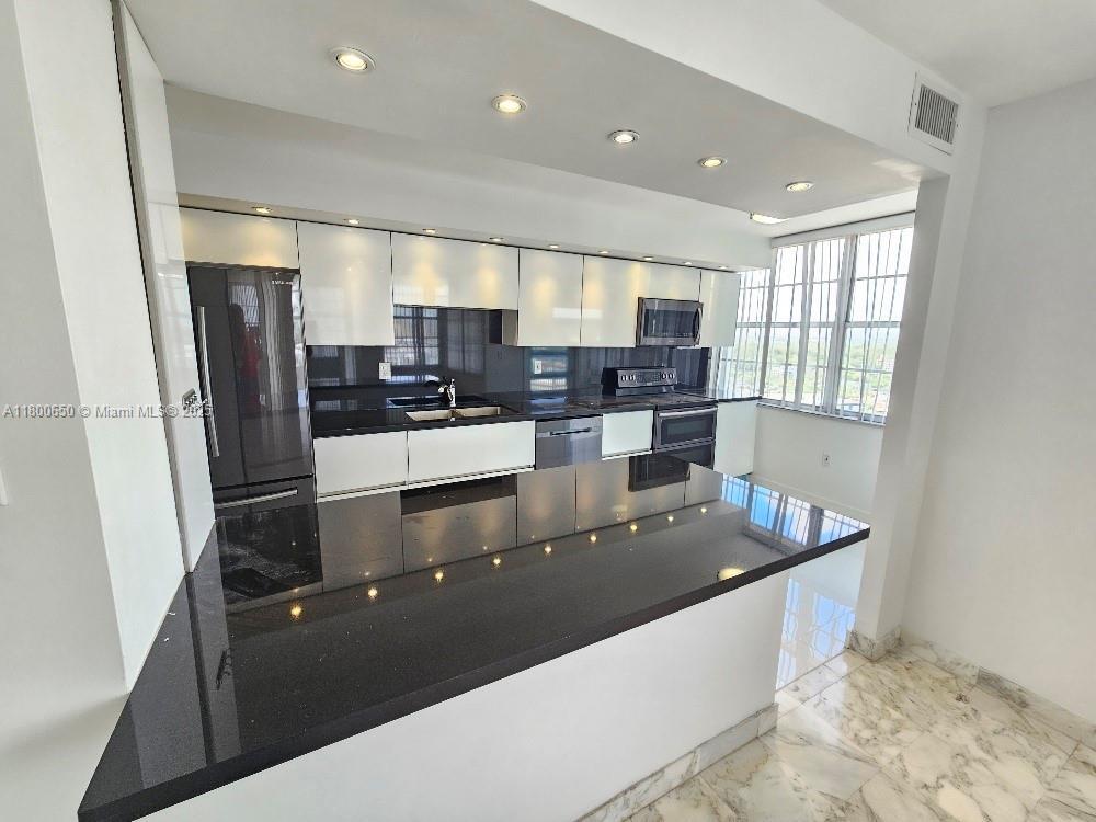 Primary Photo - 18051 Biscayne Blvd