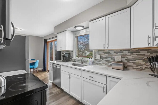 Building Photo - 436 Springhill Dr