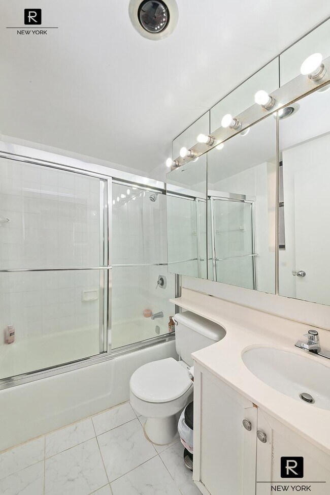 Building Photo - 150 W 51st St