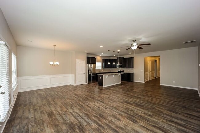 Building Photo - Now Available! 4 Bedroom 3 Bath!