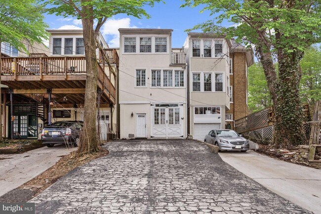 Foto del edificio - 2643 Woodley Pl NW