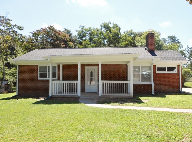 Building Photo - This Brick Ranch 2 Bedroom 1 Bath with BON...