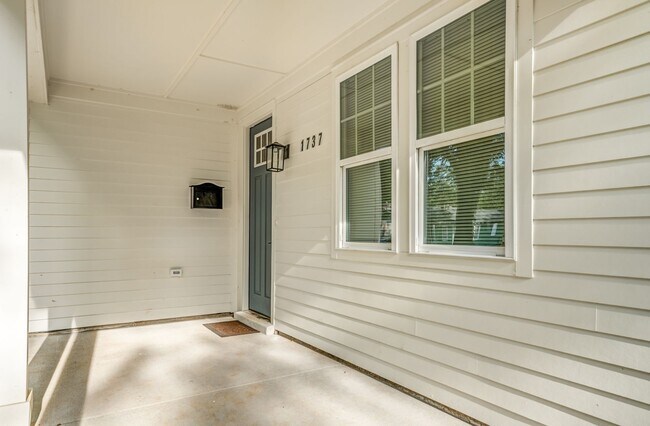 Building Photo - Modern Comfort + Extra Space — Beautiful 3BR/2.5BA Home on Foster Ave!