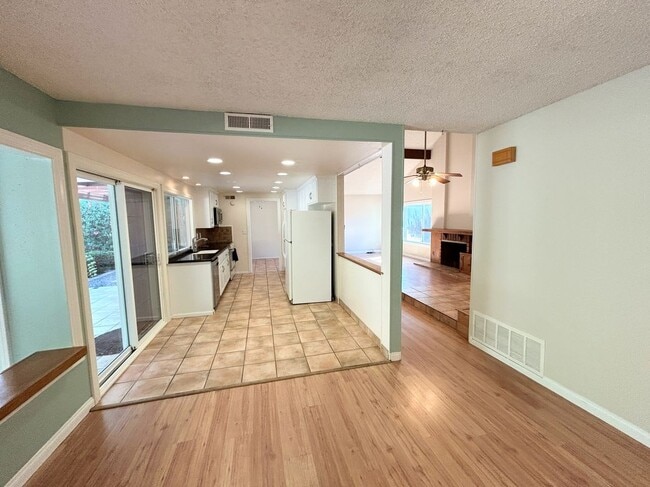 Building Photo - 15150 Andorra Way
