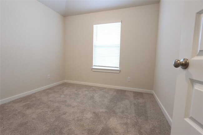 Building Photo - 6811 Ventura Dr