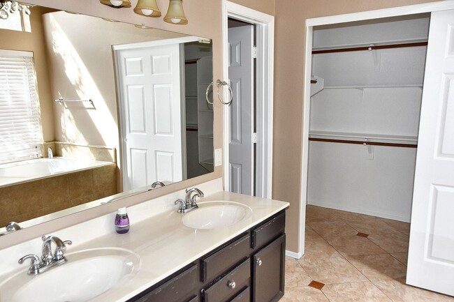Foto del edificio - COMING SOON! Great Location! Lovely  3Bedr...