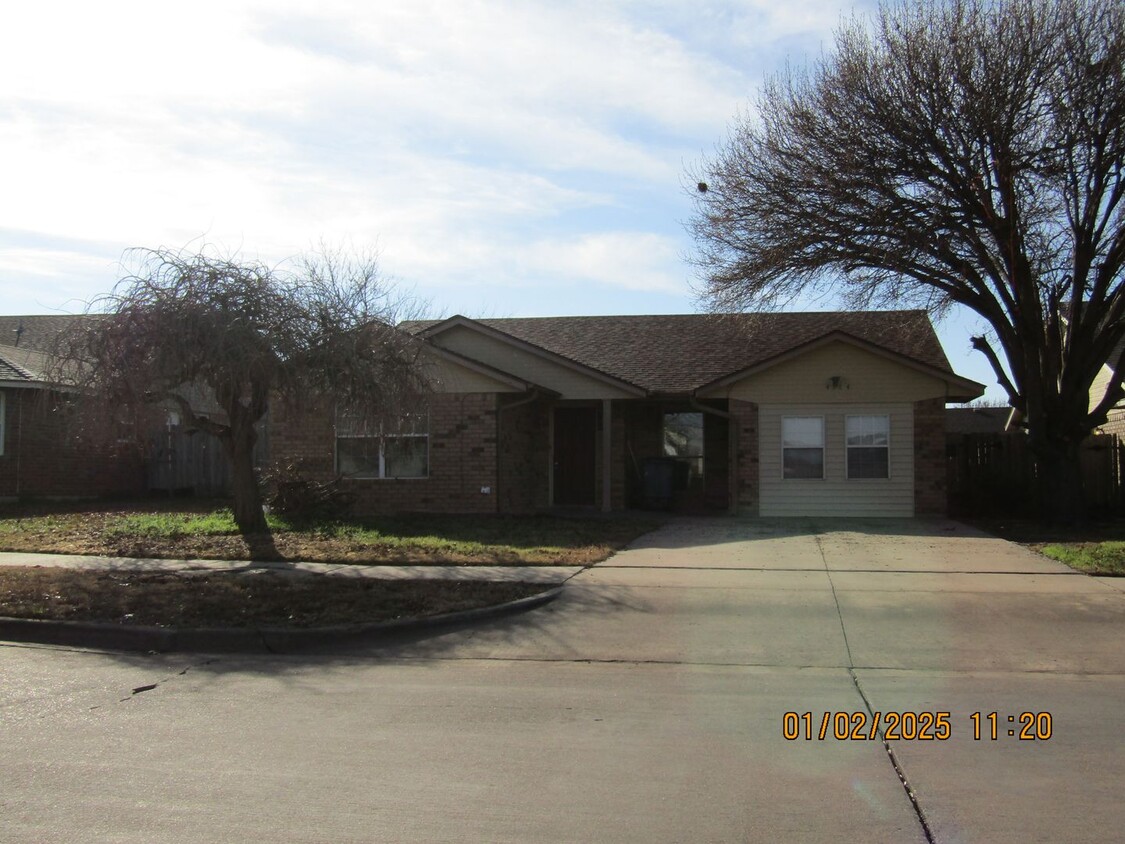 Foto principal - Freshly Painted/New Flooring Home!! No Pets!