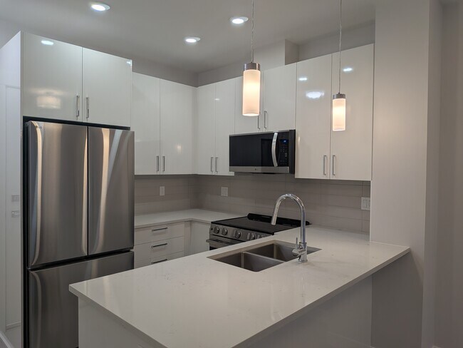 Building Photo - 33886 Pine St