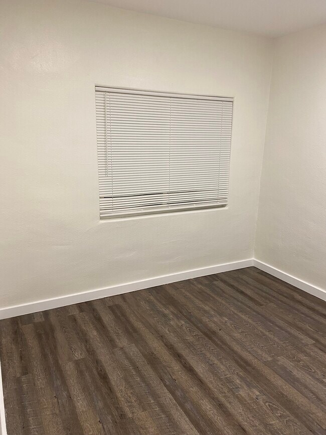 Building Photo - 1539 E Young St