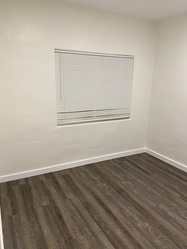 Foto del edificio - 1539 E Young St