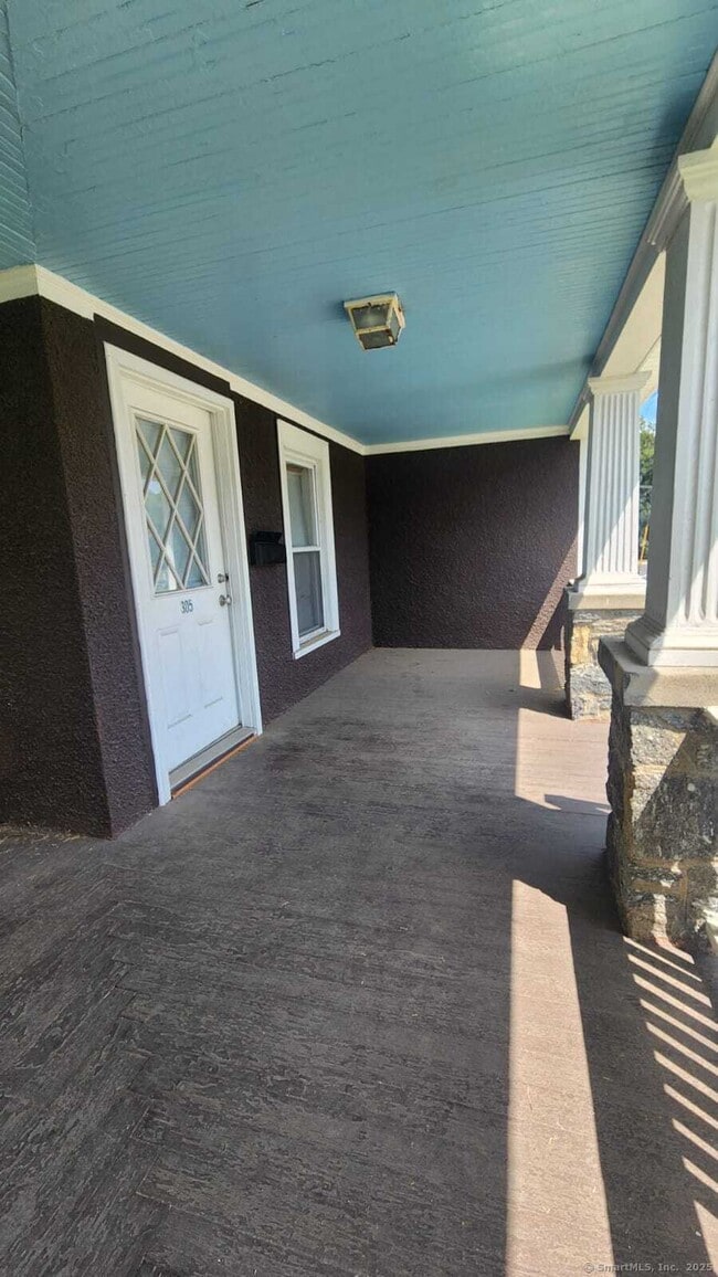 Building Photo - 305 Wakelee Ave