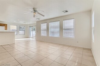 Building Photo - 2537 Begonia Valley Ave