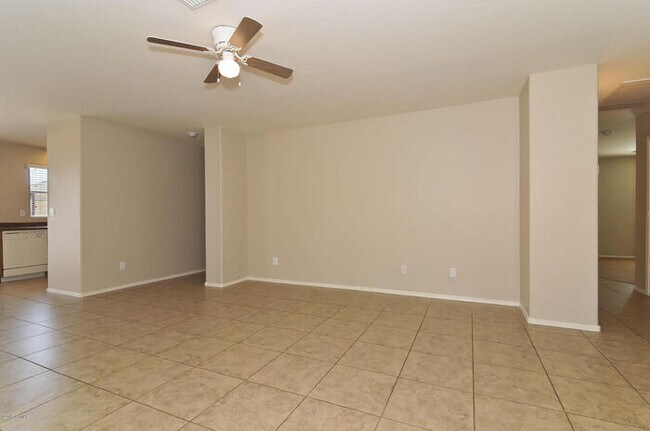 Foto del edificio - Great-room floor plan with 4 bedrooms PLUS den