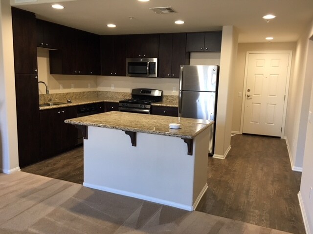 Foto principal - 203 Village Commons Blvd