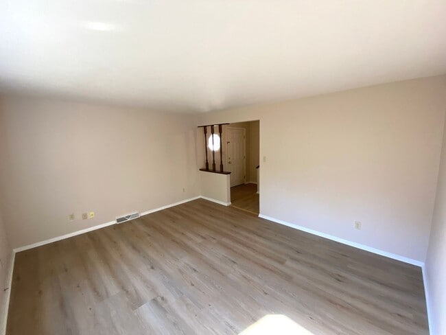 Building Photo - 2 Bedroom, 1.5 Bath Duplex Available for Rent in Peoria!