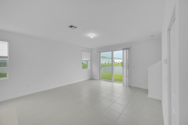 Foto del edificio - 548 Rivergrass St