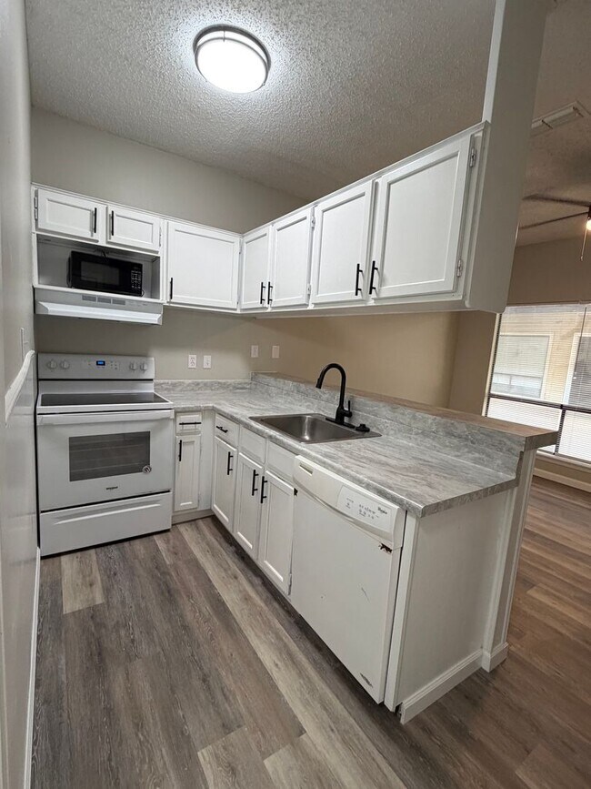 Foto del edificio - 1 bedroom - Gazebo- Near SFA, NO PETS!