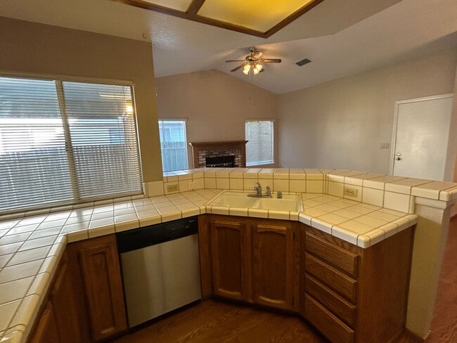 Building Photo - Spacious Single Story