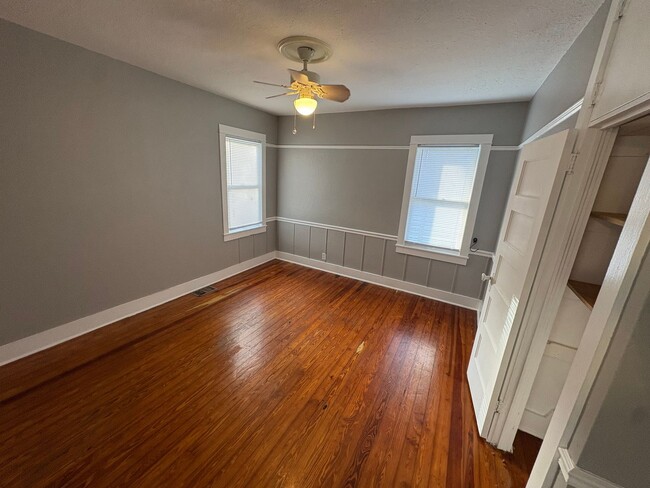 Building Photo - 3 Bed / 2 Bath Single-Family Home Near Dow...