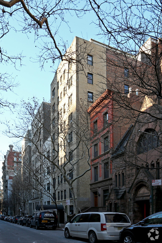 Building Photo - 133 W 71st St