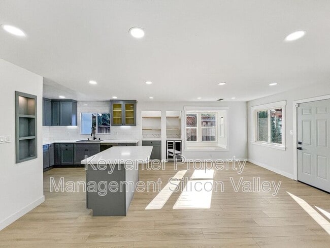 Building Photo - 803 Corlista Dr