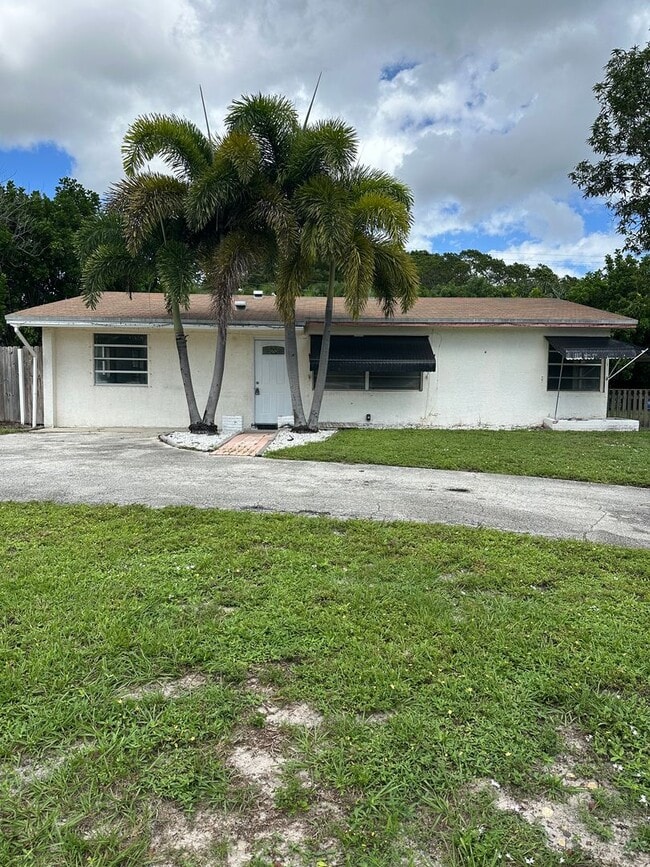 Building Photo - Large home with New kitchen