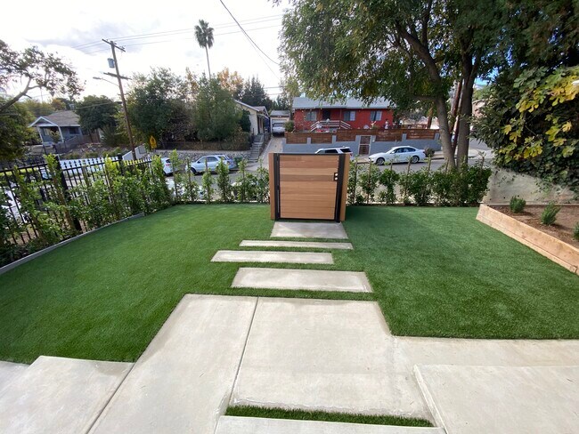 Patio delantero privatizado - 5237 Irvington Pl