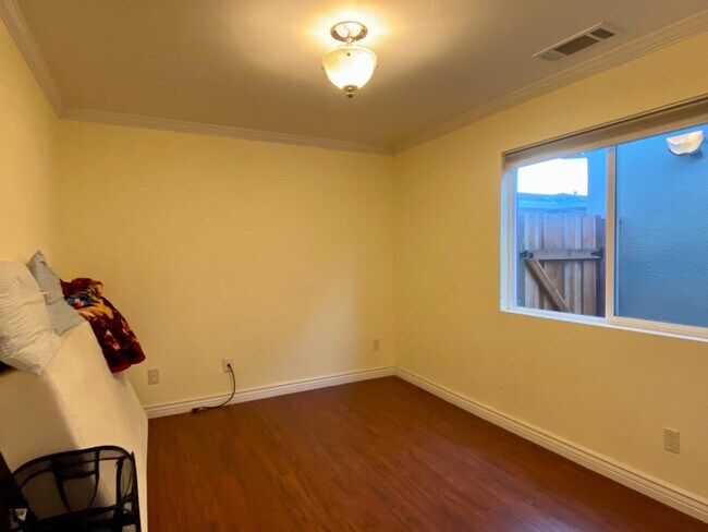 Foto del edificio - 194 Cypress Ave