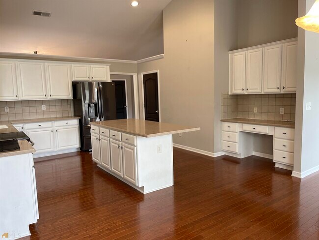 Building Photo - 1052 Southwood Dr