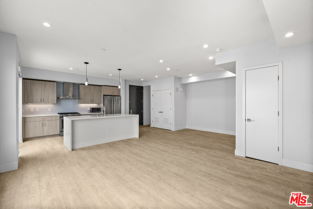 Foto principal - 5955 Saturn St