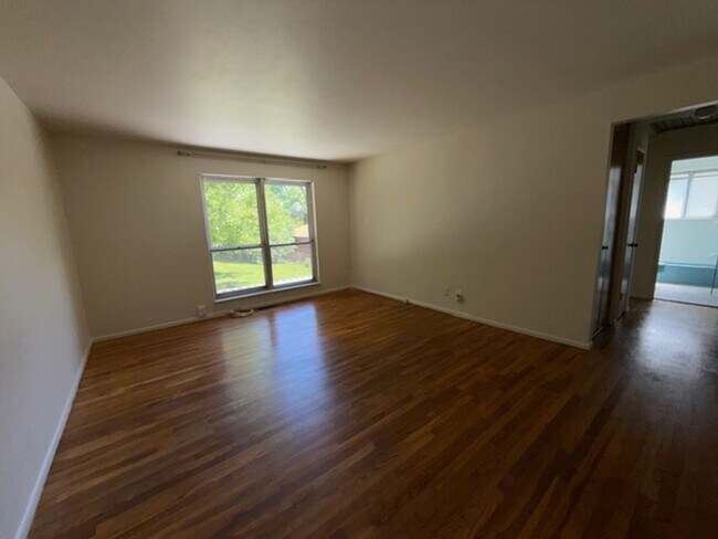 Foto del edificio - Well-Maintained Split-Level Home in Webster Groves, MO — Spacious & Family-Friendly